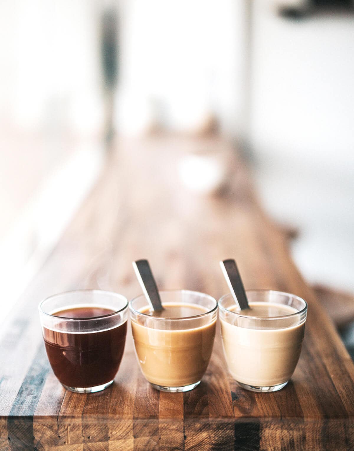 テーブルにコーヒーが3種類並んでいる