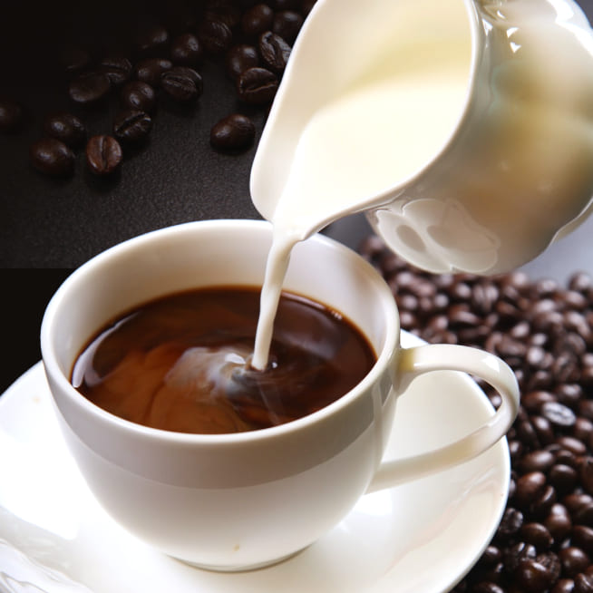 コーヒーにミルクを注いでいる