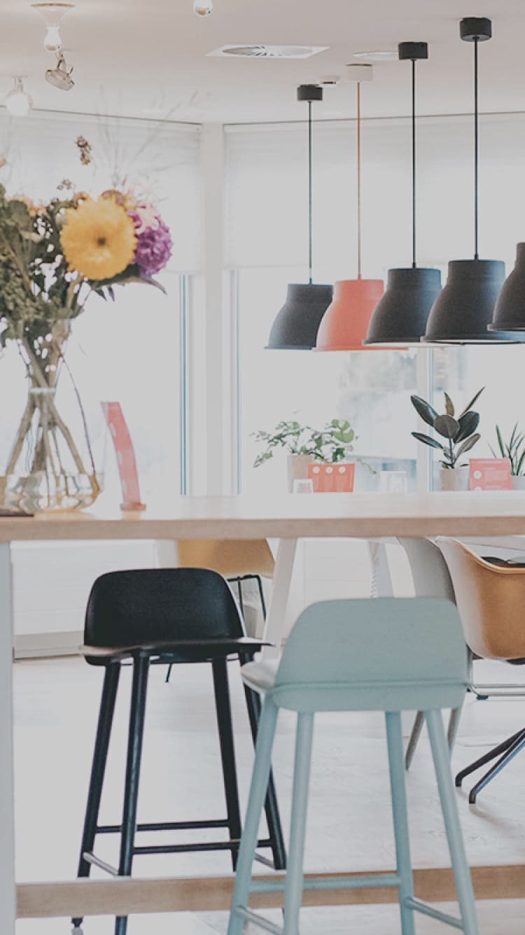 写真：女性が本を読みながらコーヒーを飲んでいる